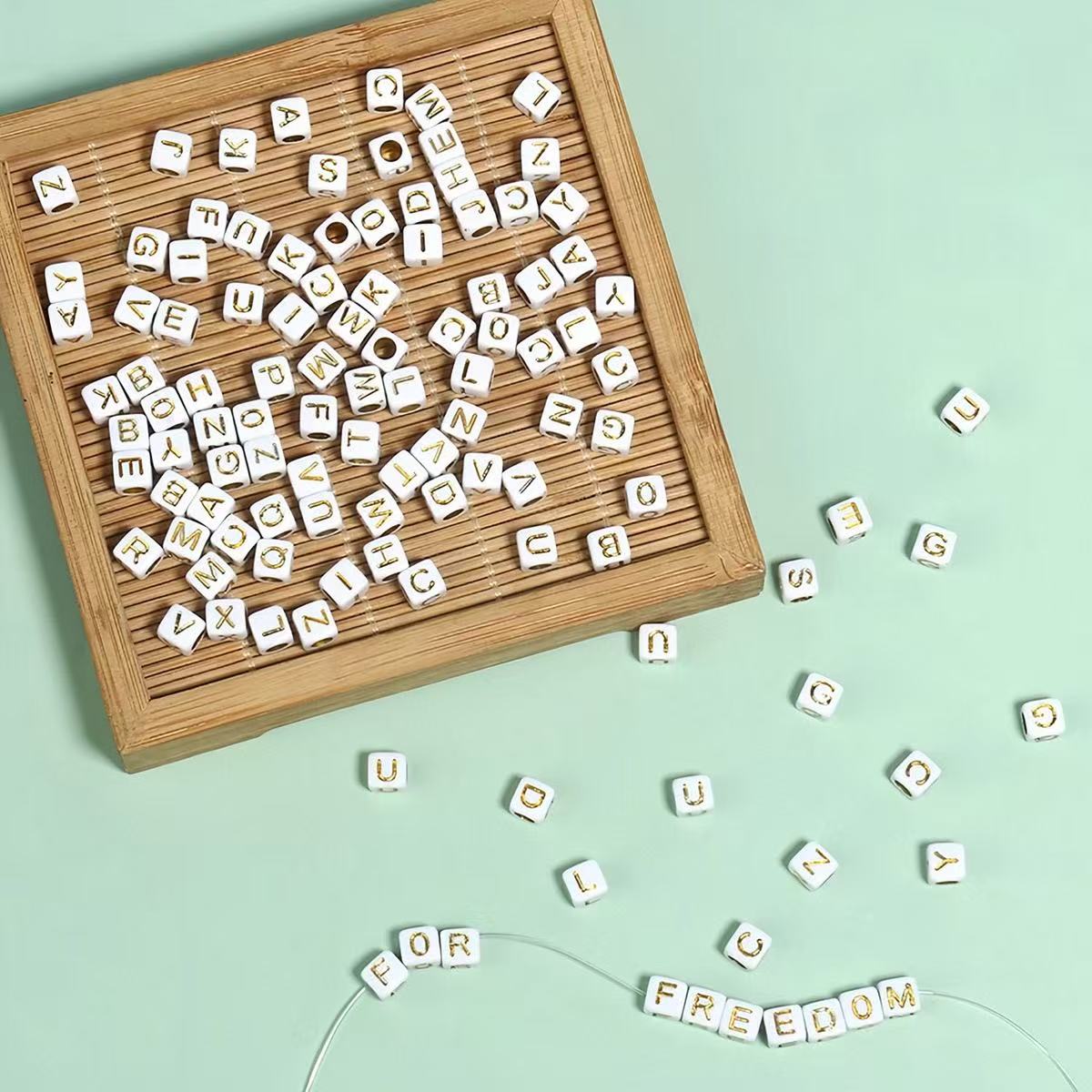 Lu's 100Pcs Acrylic English letter beads A-Z