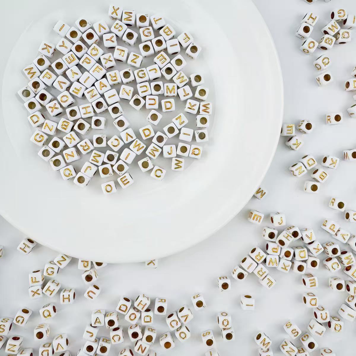Lu's 100Pcs Acrylic English letter beads A-Z