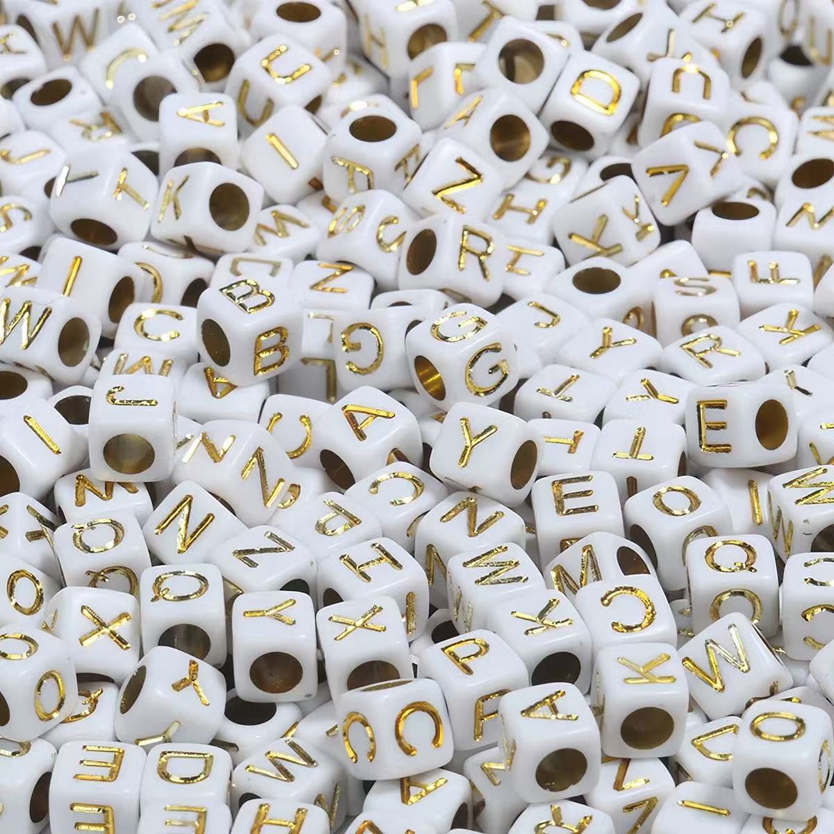 Lu's 100Pcs Acrylic English letter beads A-Z